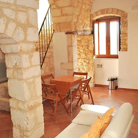 Masseria Montepaolo Dimora Di Charme מלון
